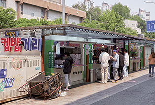 청춘의 허기를 달래주는 노량진 컵밥거리